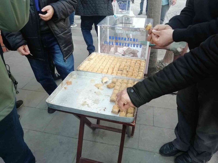 Cuma Namazı Çıkışında Baklava İkramı