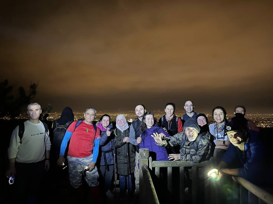 Gece Yürüyüşçüleri Mağaralarda Şehir Işıklarını Seyretti