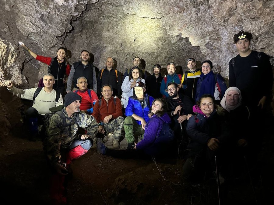 Gece Yürüyüşçüleri Mağaralarda Şehir Işıklarını Seyretti