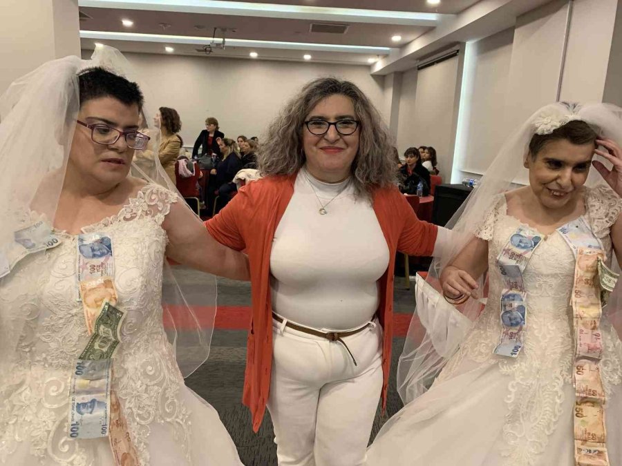 Damla Ve Selda Kardeşlerinin ’beyaz Gelinlik’ Hayalleri Gerçek Oldu