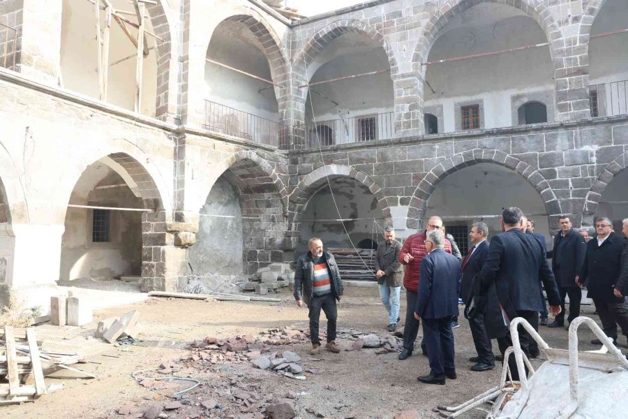 Başkan Büyükkılıç, Tarihi Kapalı Çarşı Ve Kazancılar Çarşısı Esnafını Ziyaret Etti