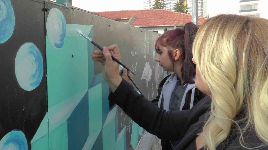 Sanatla Okullarını Güzelleştiriyorlar