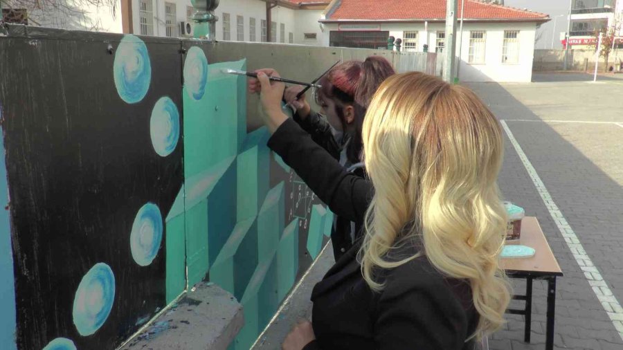 Sanatla Okullarını Güzelleştiriyorlar