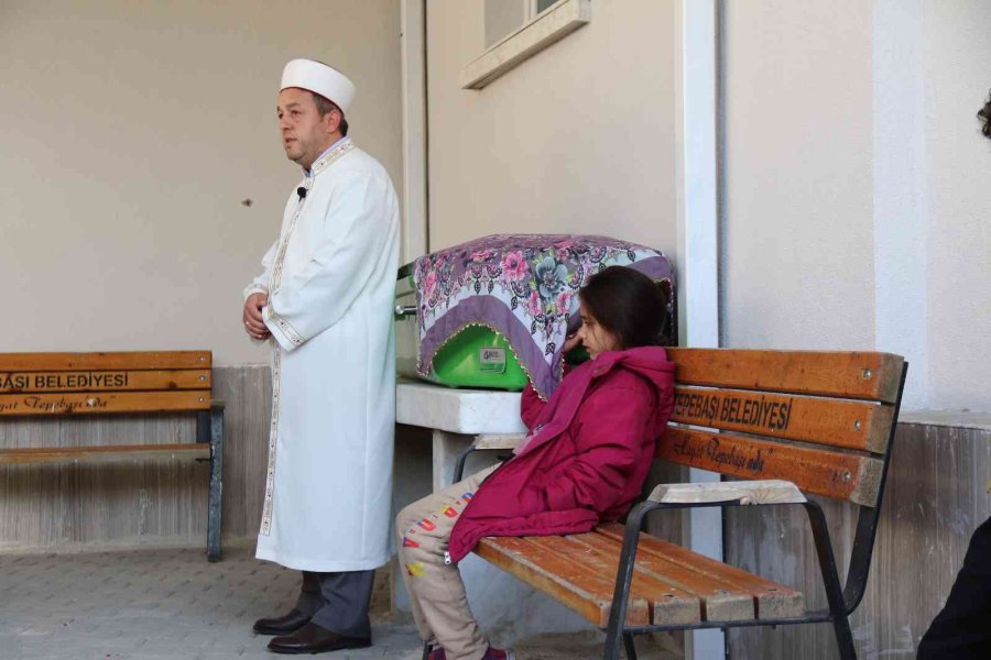 Minik Nur Elif’i Öldüren, Ağabeylerini İse Aç Bırakan Hala İle Amca Adliyede