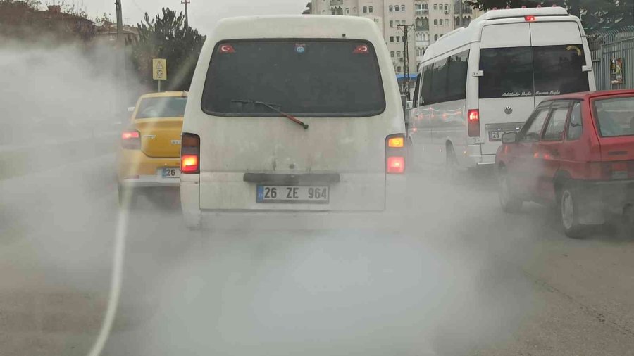 Yoğun Duman Yayan Minibüsün Yanındaki Araçlar Adeta Kayboldu