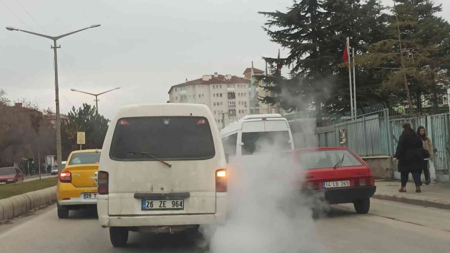 Yoğun Duman Yayan Minibüsün Yanındaki Araçlar Adeta Kayboldu
