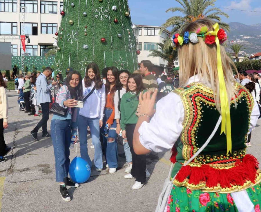Alanya’da Uluslararası Yeni Yıl Pazarı Yoğunluğu