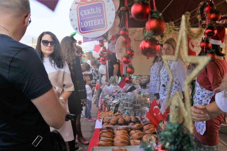 Alanya’da Uluslararası Yeni Yıl Pazarı Yoğunluğu
