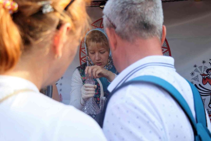 Alanya’da Uluslararası Yeni Yıl Pazarı Yoğunluğu