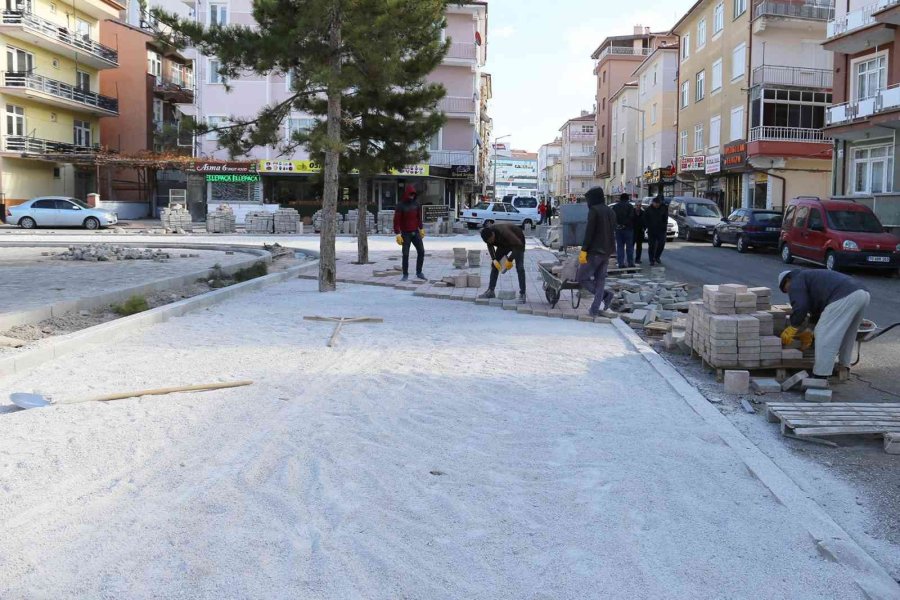 Karaman Belediyesinin Asfalt, Kaldırım Ve Park Çalışmaları Devam Ediyor