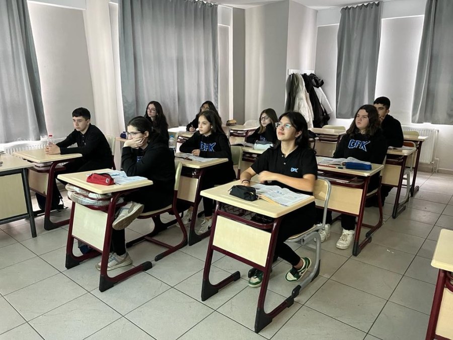 Neslişah Kanada’da Türkiye’nin Minik Elçisi Olmaya Hak Kazandı