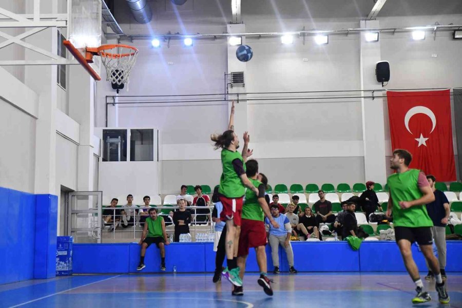 Gençlik Basketbol Turnuvasında Heyecan Dolu Maçlar