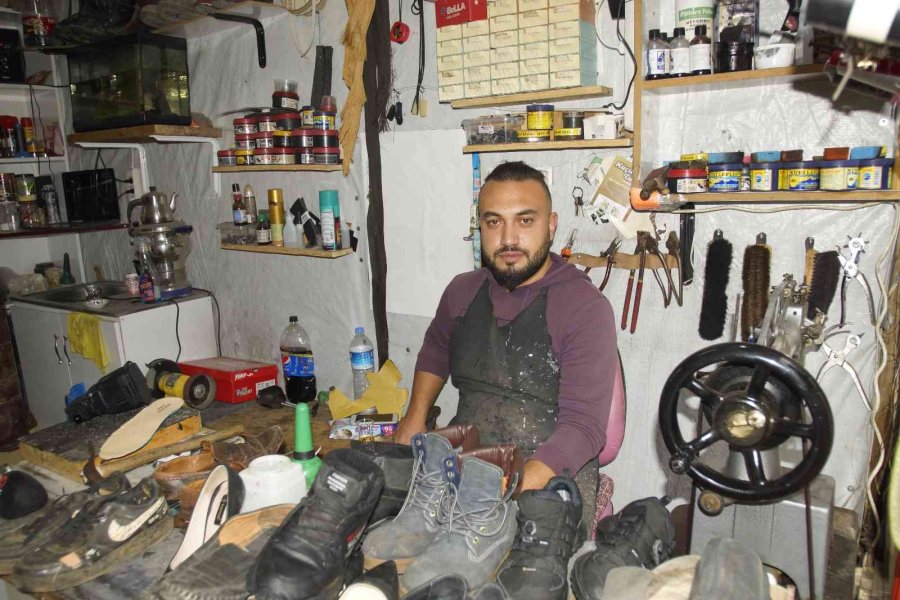 4 Kuşak Ata Mesleği Ayakkabıcılığı Babası İle Birlikte Yapıyor