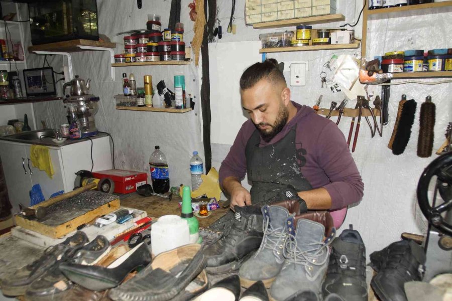 4 Kuşak Ata Mesleği Ayakkabıcılığı Babası İle Birlikte Yapıyor