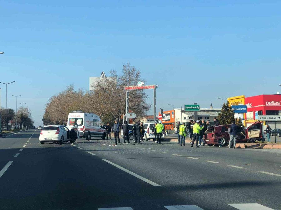Otomobiller Çarpıştı: 2 Yaralı
