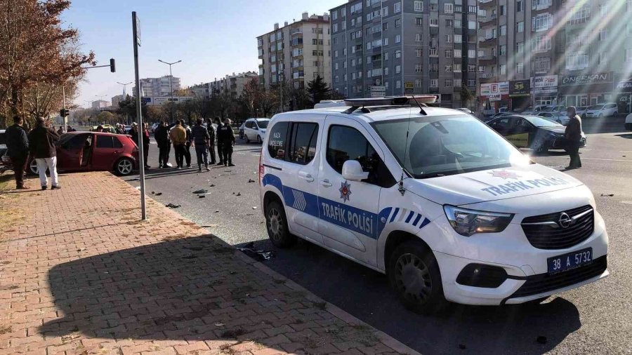 Otomobiller Çarpıştı: 2 Yaralı