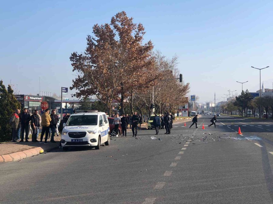 Otomobiller Çarpıştı: 2 Yaralı