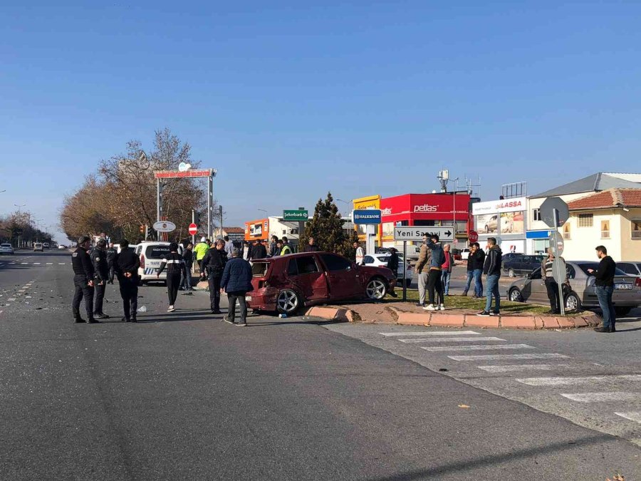 Otomobiller Çarpıştı: 2 Yaralı