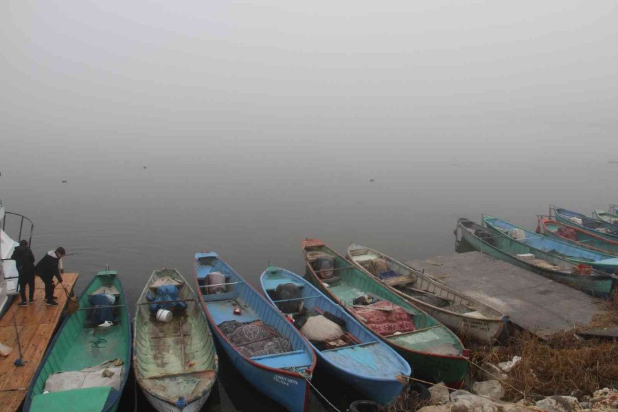 Yoğun Sisten Beyşehir Gölü Görünmez Oldu, Balıkçılar Avlanmaya Ara Verdi