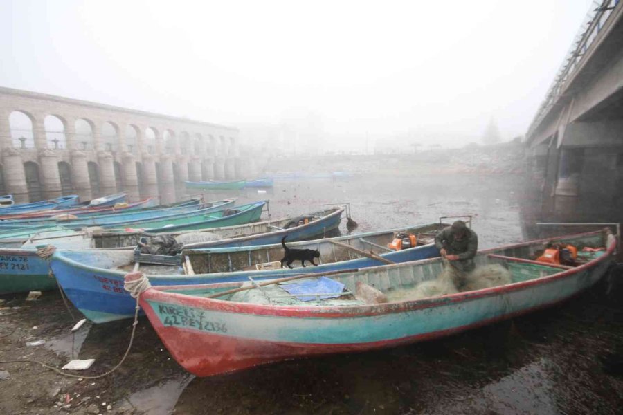 Yoğun Sisten Beyşehir Gölü Görünmez Oldu, Balıkçılar Avlanmaya Ara Verdi