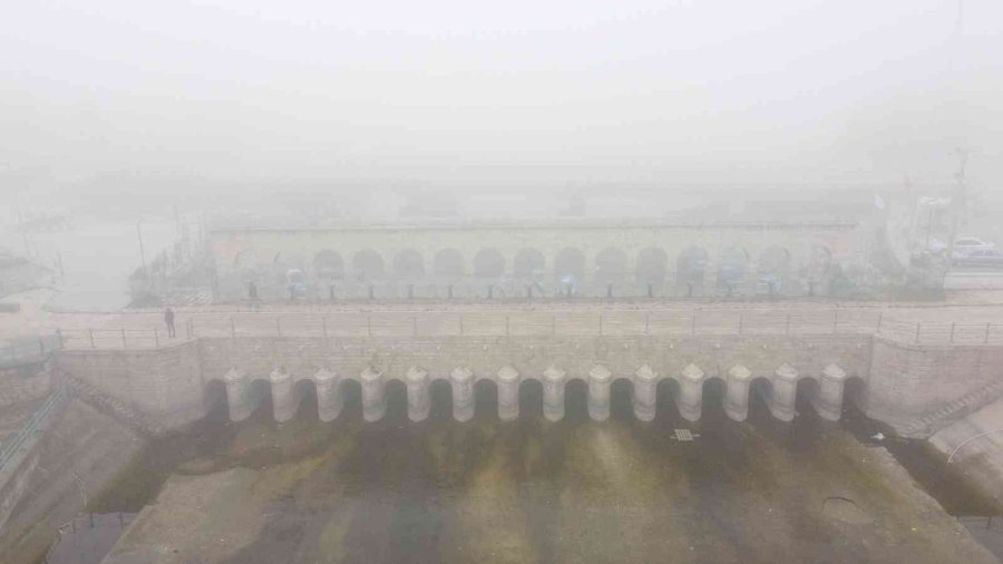 Yoğun Sisten Beyşehir Gölü Görünmez Oldu, Balıkçılar Avlanmaya Ara Verdi