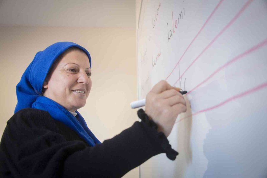 Mersin’de Okuma Yazma Bilmeyen Kadınlara Özel Kurs