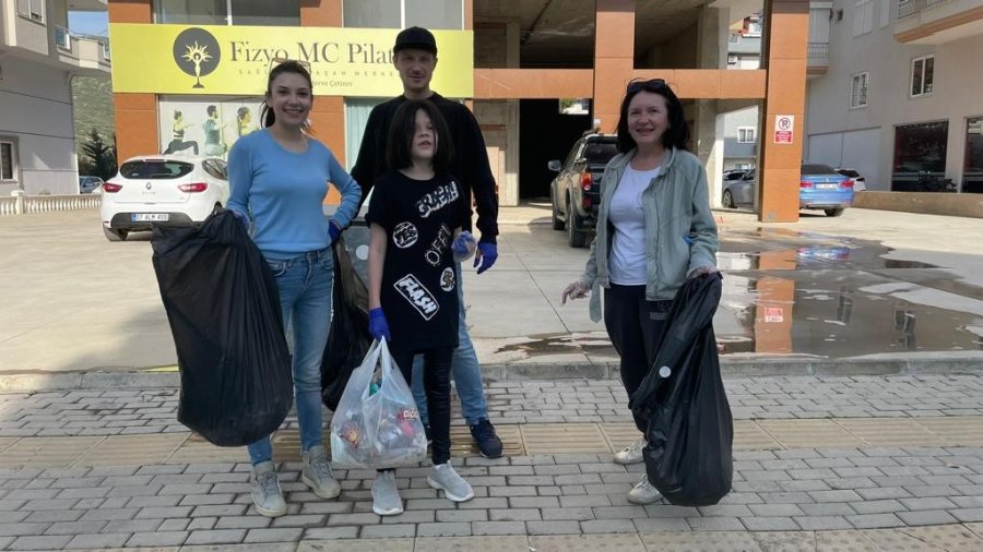 Gazipaşa’da Yaşayan Yerleşik Ruslar, Cadde Ve Sokaklarda Çöp Topladı