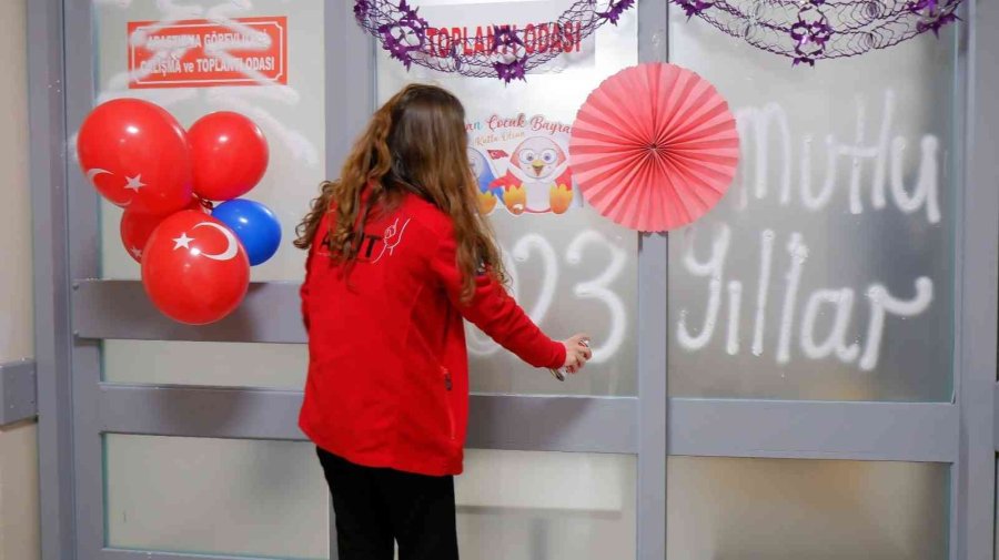 Akut Eskişehir Ekibinden Minik Hastalara Yılbaşı Sürprizi