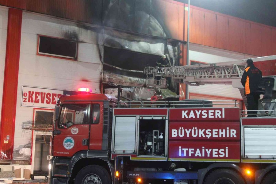 Kayseri’de Mobilya İmalathanesi Yangında Küle Döndü