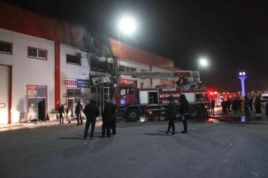 Kayseri’de Mobilya İmalathanesi Yangında Küle Döndü