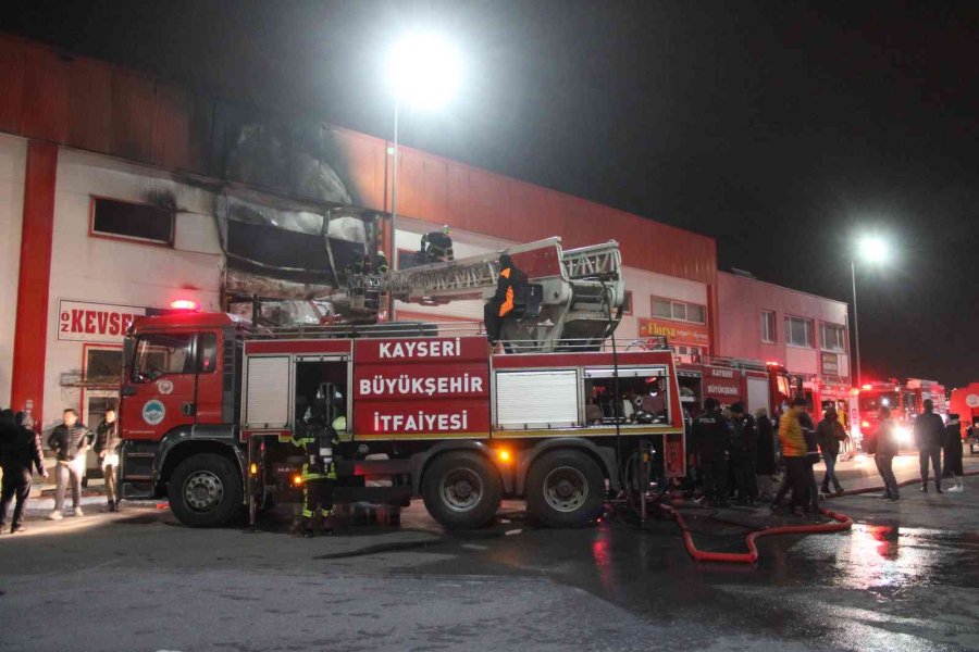 Kayseri’de Mobilya İmalathanesi Yangında Küle Döndü