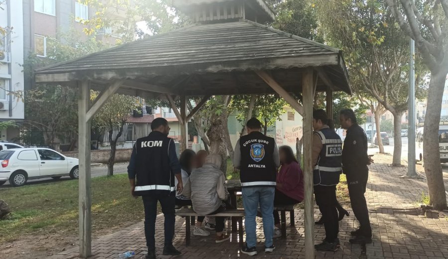 Antalya’da Okul Çevreleri Ve Servis Araçları Denetlendi