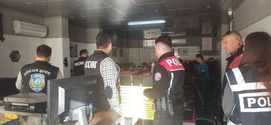 Antalya’da Okul Çevreleri Ve Servis Araçları Denetlendi