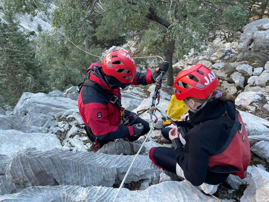 Dağda Mahsur Kalan 4 Rus Turist Helikopterle Kurtarıldı