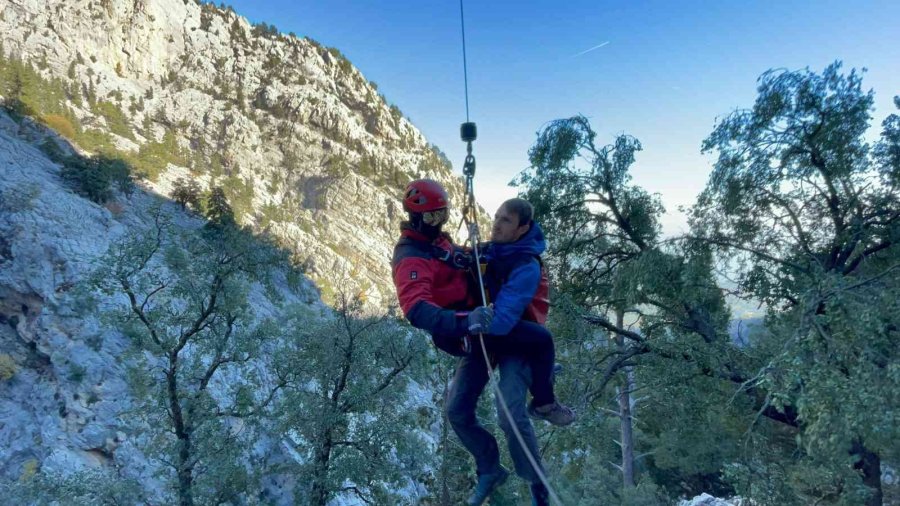 Dağda Mahsur Kalan 4 Rus Turist Helikopterle Kurtarıldı