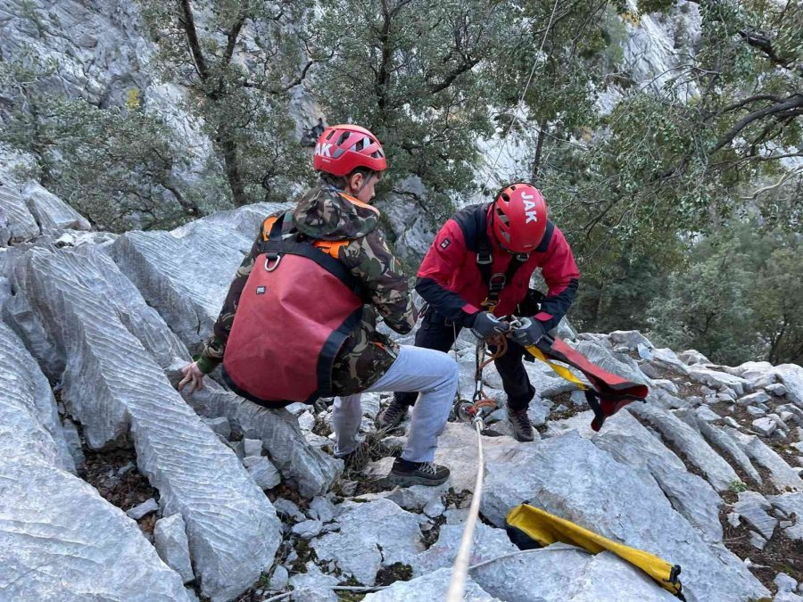 Dağda Mahsur Kalan 4 Rus Turist Helikopterle Kurtarıldı