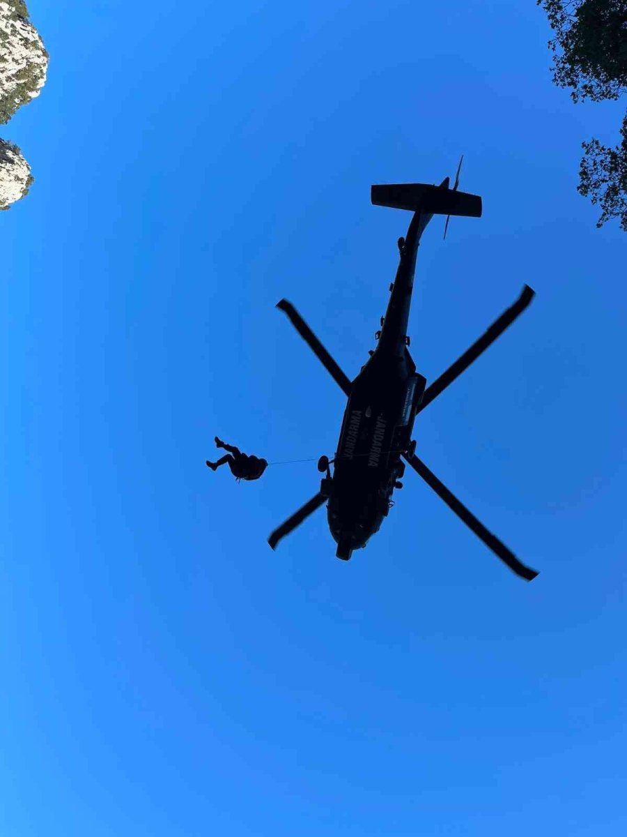 Dağda Mahsur Kalan 4 Rus Turist Helikopterle Kurtarıldı