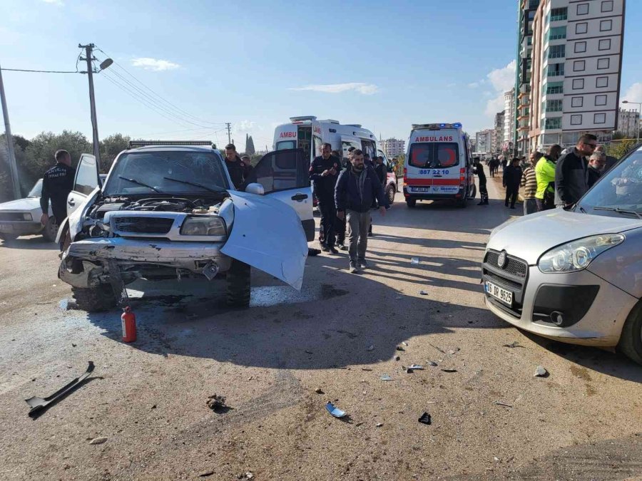Kumluca’da Trafik Kazası: 3 Yaralı
