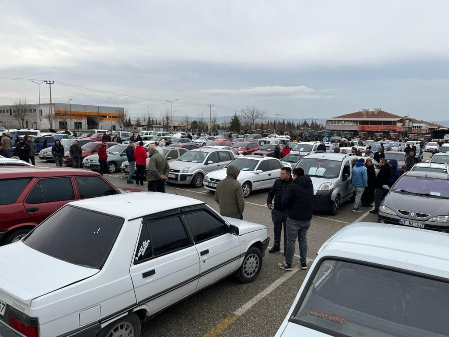 Asgari Ücret Zammı Öncesi Oto Pazarlarında Yoğunluk Yaşanıyor