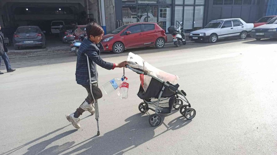 Tek Ayak Üzerinde Çalışarak Aile Bütçesine Destek Oluyor