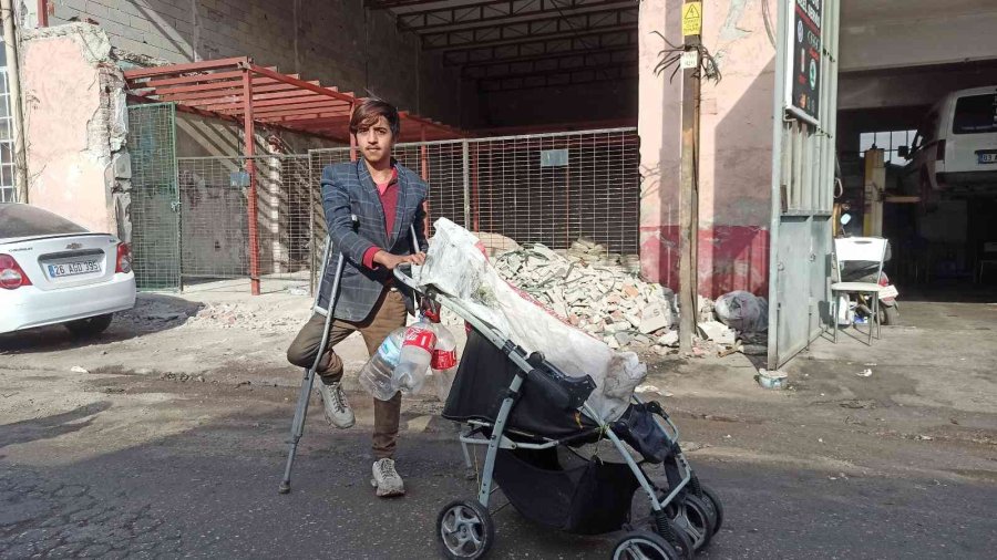 Tek Ayak Üzerinde Çalışarak Aile Bütçesine Destek Oluyor