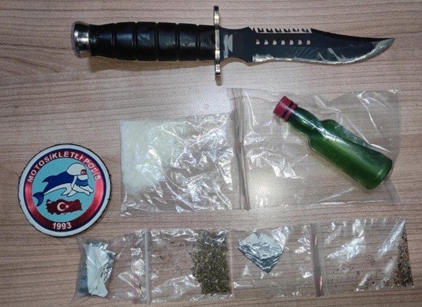 Şüpheli Şahısların Üzerinden Silah, Bıçak Ve Uyuşturucu Madde Ele Geçirildi