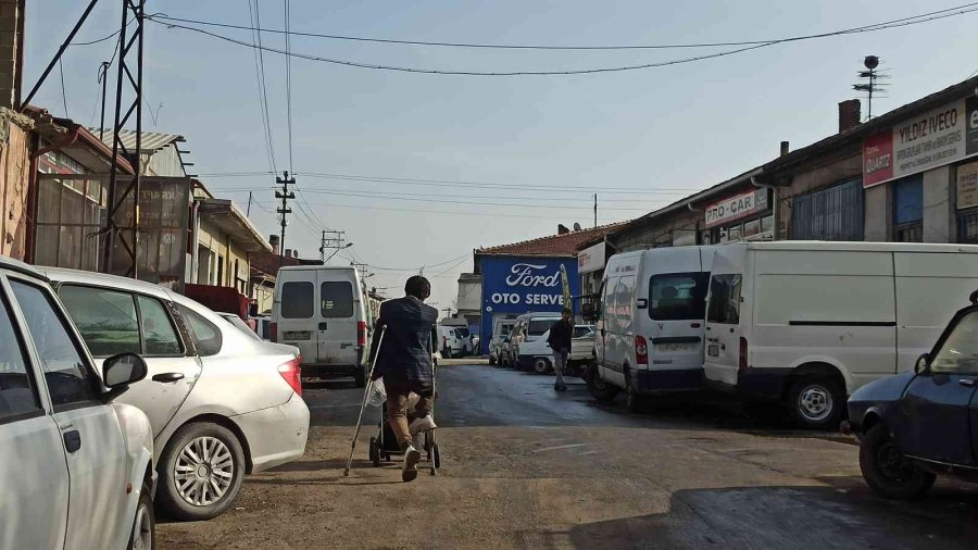 Tek Ayak Üzerinde Çalışarak Aile Bütçesine Destek Oluyor