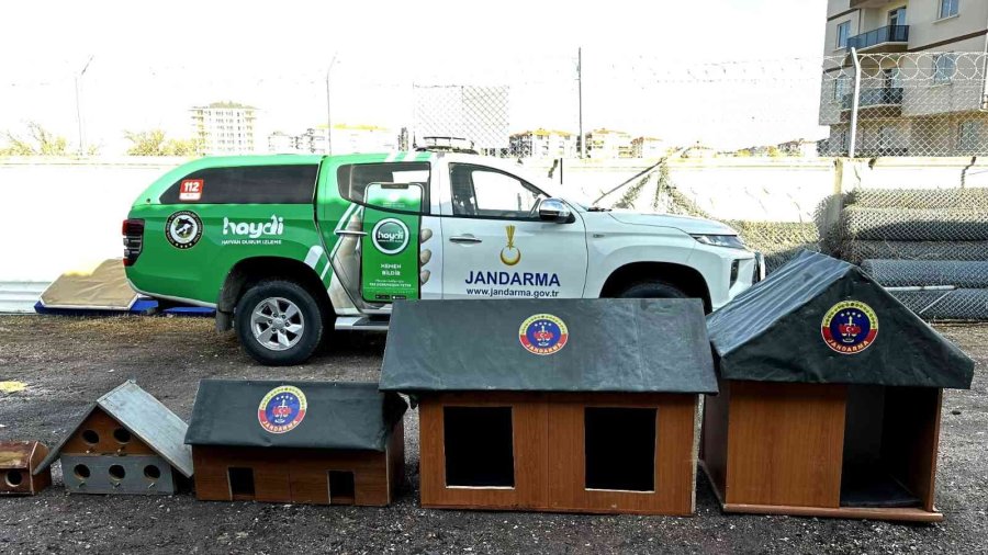 Jandarma, Geri Dönüşümden Topladığı Malzemelerle Hayvanlara Yuva Yaptı