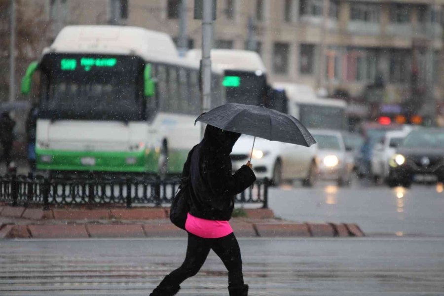 Kayseri’ye Mevsimin İlk Karı Yağdı
