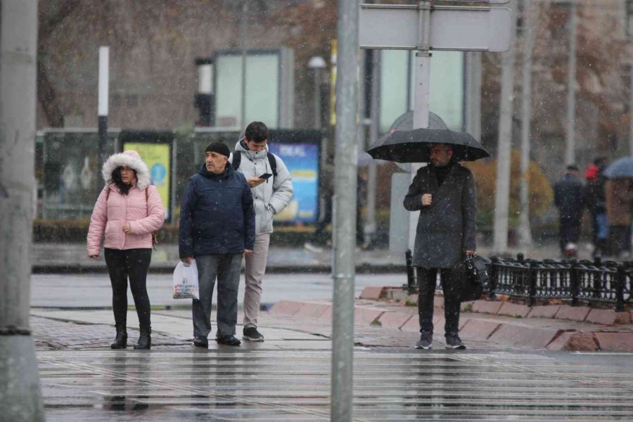 Kayseri’ye Mevsimin İlk Karı Yağdı