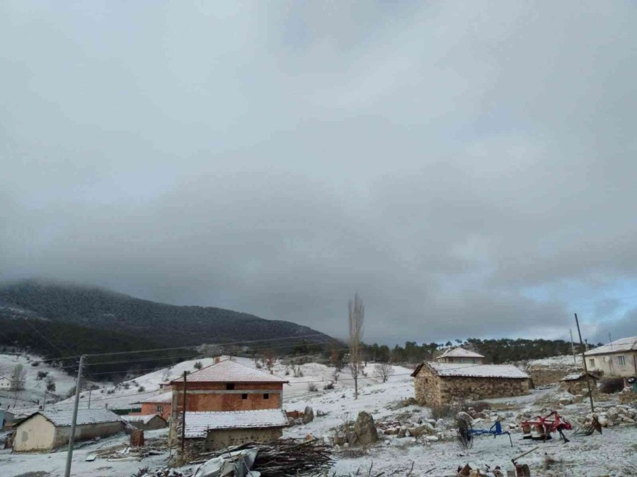 Seyitgazi’ye Mevsimin İlk Karı Yağdı
