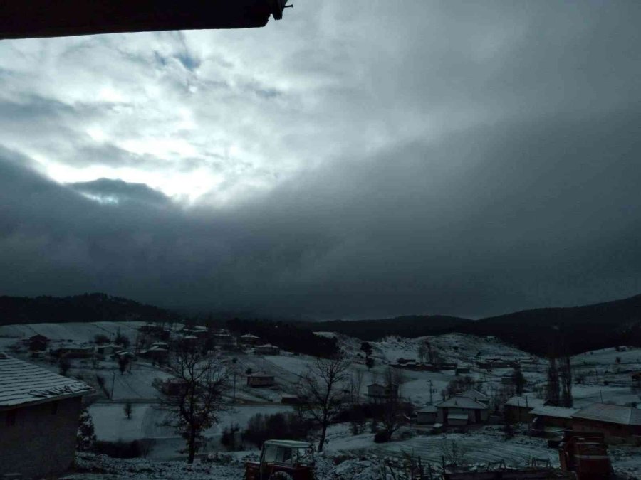 Seyitgazi’ye Mevsimin İlk Karı Yağdı