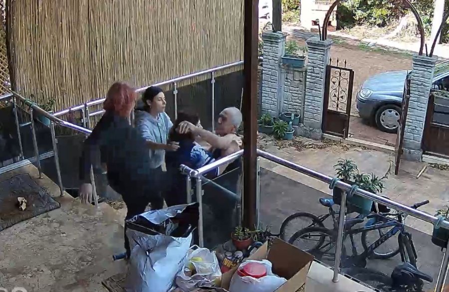Antalya’da Ev Sahibi İle Kiracının Kavgası Güvenlik Kamerasına Yansıdı