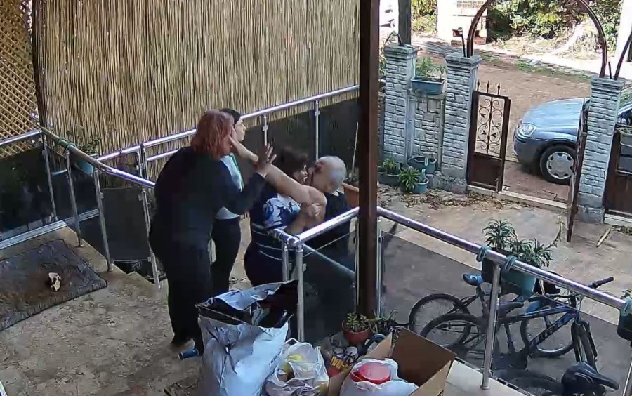 Antalya’da Ev Sahibi İle Kiracının Kavgası Güvenlik Kamerasına Yansıdı